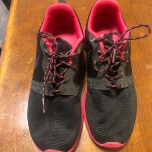 Nike Women's Shoes | Nike Rosherun | Color: Black/Fuschia | Size: 7 |